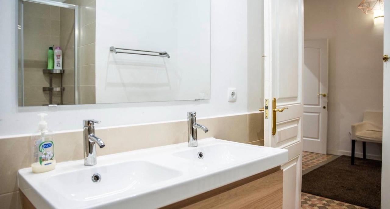 Eixample Apartments - Pova บาร์เซโลนา ภายนอก รูปภาพ